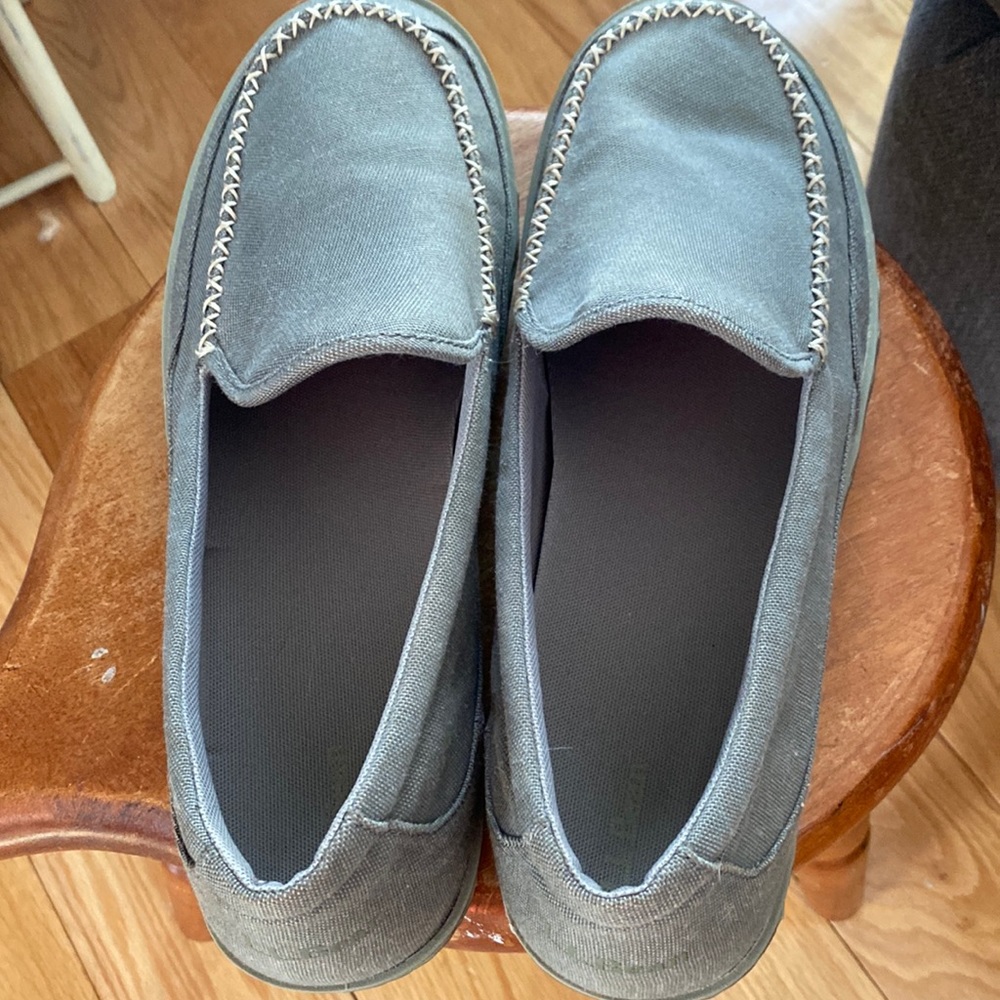 Men’s size 11 M canvas slip in’s.